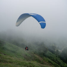 Parapente en neblina