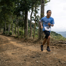 Atleta corriendo en campo traviesa